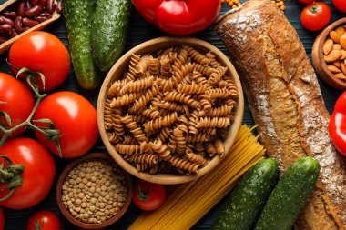 Farklı ürünler, market konsepti, yemek malzemeleri.