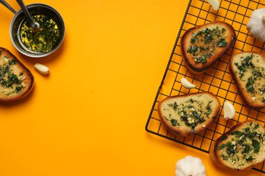 Lezzetli tostlar sarımsak, ev yapımı ürünler aperatif.