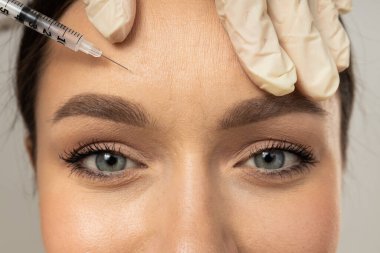 Genç bir kadınla güzellik ve botoks kavramı