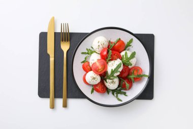 Lezzetli İtalyan mutfağı kavramı - Caprese salatası