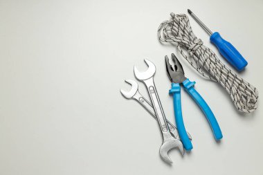 Farklı iş aksesuarları, mühendislik malzemeleri ve araçları kavramı