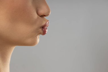 Güzellik anlayışı, yüz bakımı ve cilt bakımı genç ve güzel bir kadınla