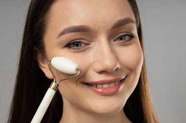 Güzellik anlayışı, yüz bakımı ve cilt bakımı genç ve güzel bir kadınla