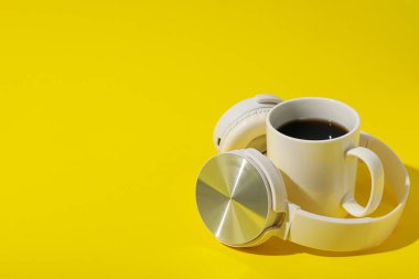 Serbest çalışma kavramı, sıcak içecek ve kulaklıklı kompozisyon