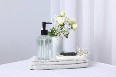 Kişisel bakım için farklı aksesuarlara ve malzemelere sahip kompozisyon