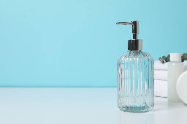 Kişisel bakım için farklı aksesuarlara ve malzemelere sahip kompozisyon