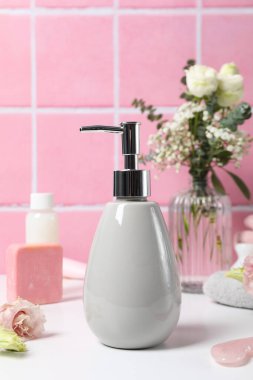 Kişisel bakım için farklı aksesuarlara ve malzemelere sahip kompozisyon