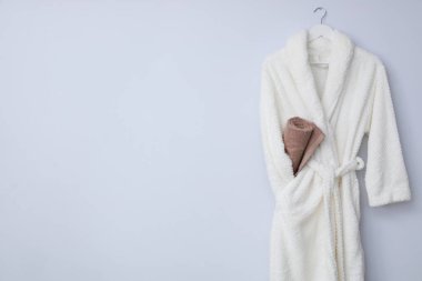 Banyo aksesuarları ve malzemeler, bornozlu kompozisyon