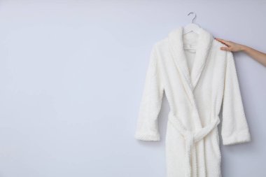 Banyo aksesuarları ve malzemeler, bornozlu kompozisyon