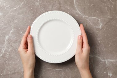 Boş tabakla kompozisyon, farklı yemek kavramı