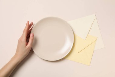 Boş tabakla kompozisyon, farklı yemek kavramı