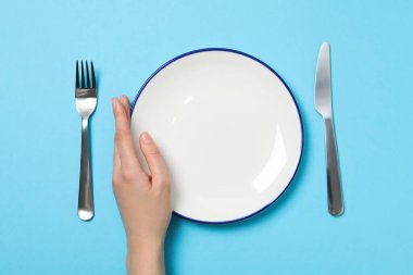 Boş tabakla kompozisyon, farklı yemek kavramı