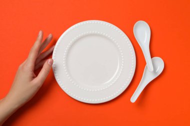 Boş tabakla kompozisyon, farklı yemek kavramı