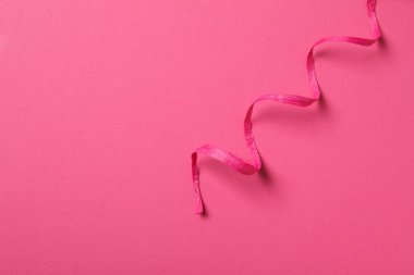 Farklı kurdele kavramları, pembe arka planda pembe kurdele