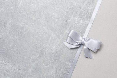 Farklı kurdeleler, hediye olarak kurdeleler ve hediyeler.