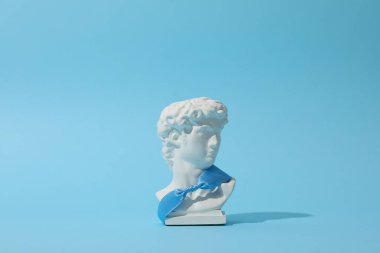 Mavi arka planda mavi kurdeleli eski bir kafa.