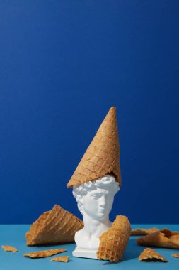 Waffle konileri ve kadim kafa mavi arka plana karşı