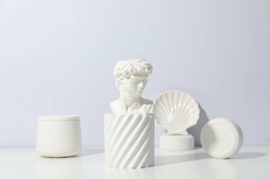 Beyaz masada antik kafa ile kozmetik konsepti