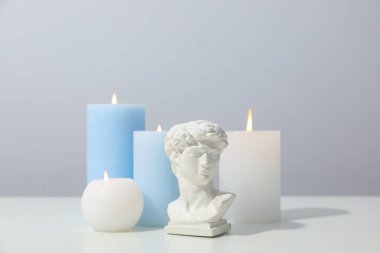 Beyaz masada antik kafa ile dekor konsepti