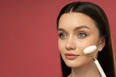 Güzellik anlayışı, yüz bakımı ve cilt bakımı genç ve güzel bir kadınla