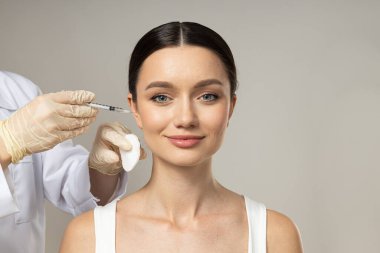 Genç bir kadınla güzellik ve botoks kavramı