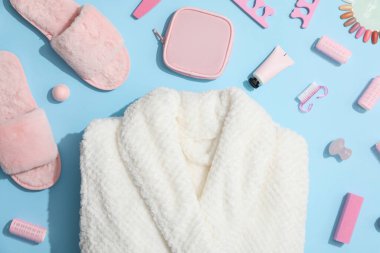 Banyo aksesuarları ve malzemeler, bornozlu kompozisyon