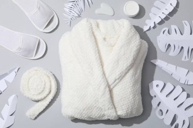 Banyo aksesuarları ve malzemeler, bornozlu kompozisyon