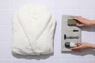 Banyo aksesuarları ve malzemeler, bornozlu kompozisyon