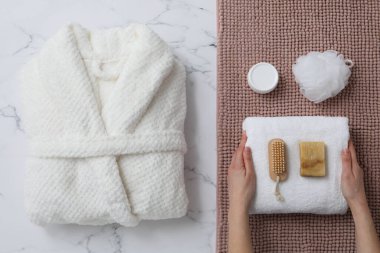 Banyo aksesuarları ve malzemeler, bornozlu kompozisyon