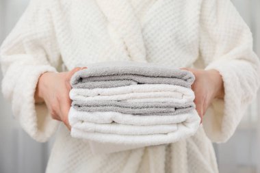 Banyo aksesuarları ve malzemeler, bornozlu kompozisyon