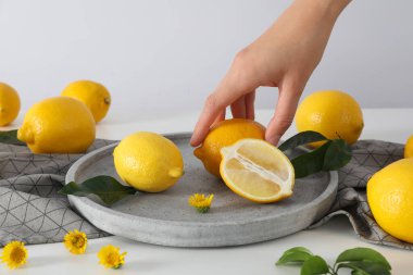 Lezzetli turunçgil meyvesi kavramı. Lezzetli limon.