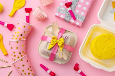 Kutlama ve kutlama kavramı kutuda bento kekiyle