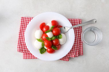 Lezzetli İtalyan mutfağı kavramı - Caprese salatası