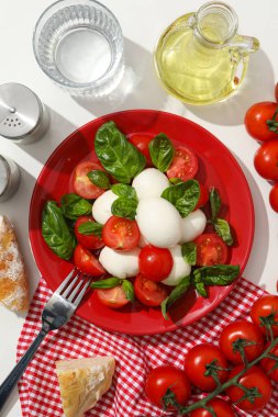 Lezzetli İtalyan mutfağı kavramı - Caprese salatası