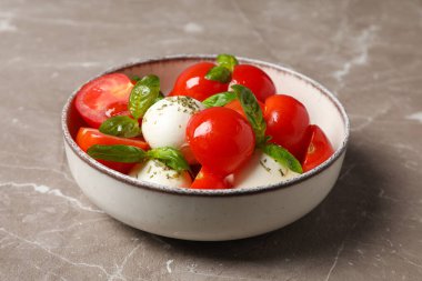 Lezzetli İtalyan mutfağı kavramı - Caprese salatası