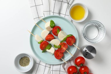 Lezzetli İtalyan mutfağı kavramı - Caprese salatası