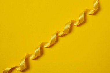 Farklı kurdele kavramları, sarı arka planda sarı kurdele