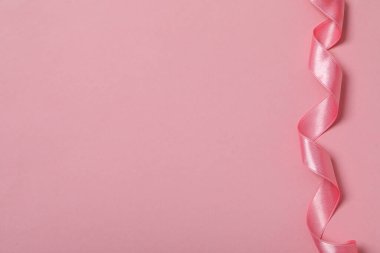 Farklı kurdele kavramları, pembe arka planda pembe kurdele