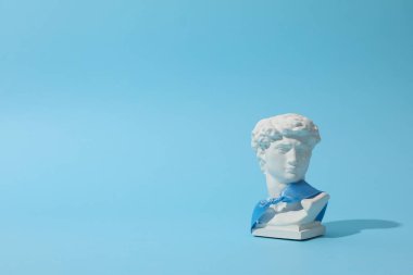 Mavi arka planda mavi kurdeleli eski bir kafa.