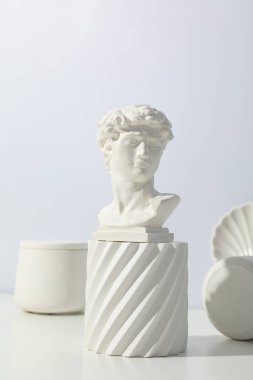 Beyaz masada antik kafa ile kozmetik konsepti