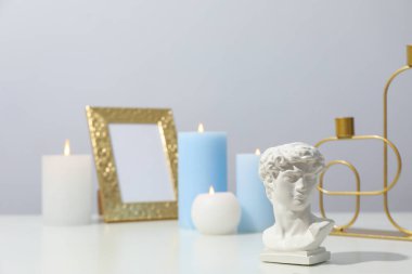 Beyaz masada antik kafa ile dekor konsepti