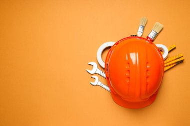 Farklı iş aksesuarları, mühendislik malzemeleri ve araçları kavramı