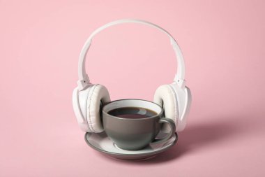 Serbest çalışma kavramı, sıcak içecek ve kulaklıklı kompozisyon