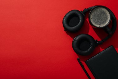 Serbest çalışma kavramı, sıcak içecek ve kulaklıklı kompozisyon