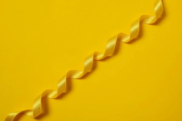 不同丝带的概念 黄色背景的黄色丝带 — 图库照片
