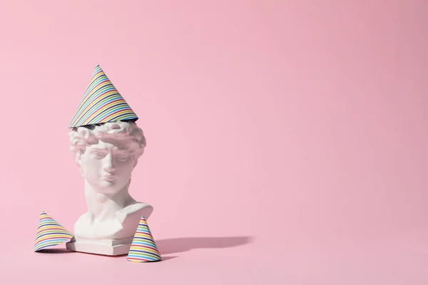 Concepto Feliz Cumpleaños Con Cabeza Antigua Sobre Fondo Rosa — Foto de Stock