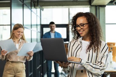Ofiste çalışan gençler, iş birliği ve ofis kavramı