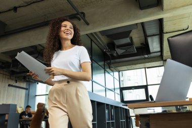 Genç bir kadınla ofis kavramında çalışmak ve çalışmak