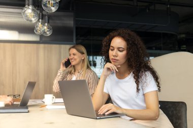 Ofiste çalışan gençler, iş birliği ve ofis kavramı