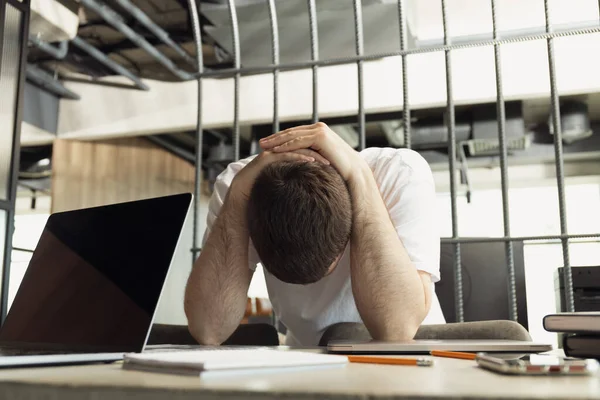 Zmęczony Człowiek Pracujący Biurze Praca Koncepcji Biurowej — Zdjęcie stockowe
